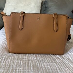 Tory Burch Emerson Small Top Zip Tote in color Cardamom🖤🧡✨